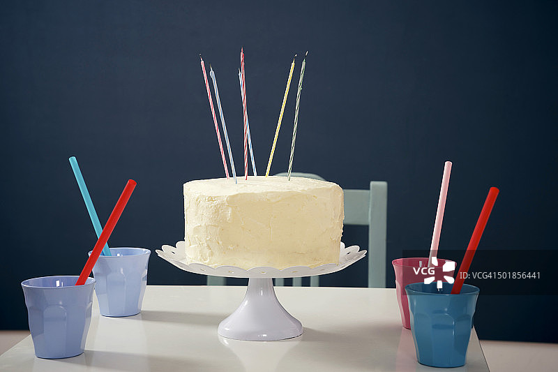 生日派对，蛋糕和燃烧的蜡烛，慕尼黑，巴伐利亚，德国图片素材