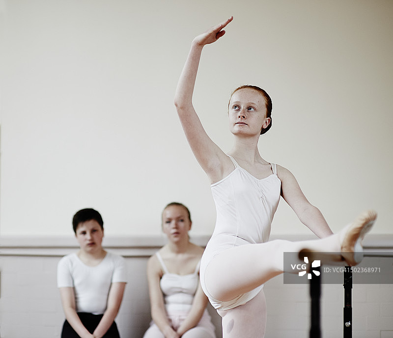 芭蕾舞者在别人观察时练习动作图片素材