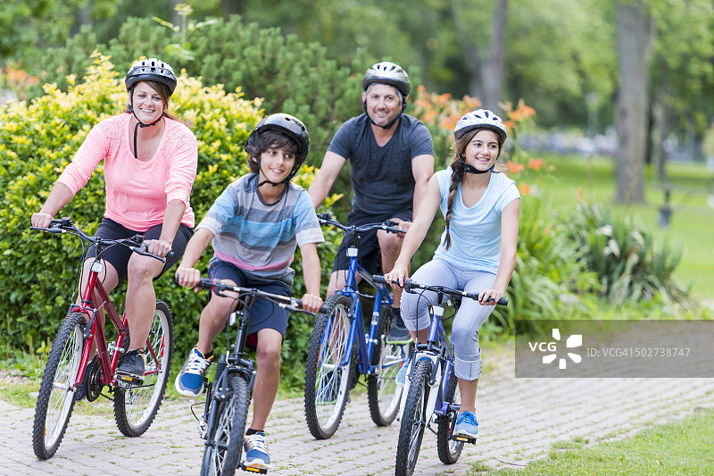 家人骑自行车图片素材
