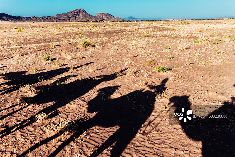 骑骆驼穿越沙漠的游客图片素材