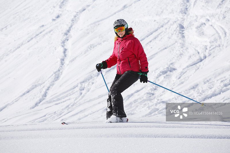 女子滑雪者雪道滑雪粉雪阳光滑雪场图片素材