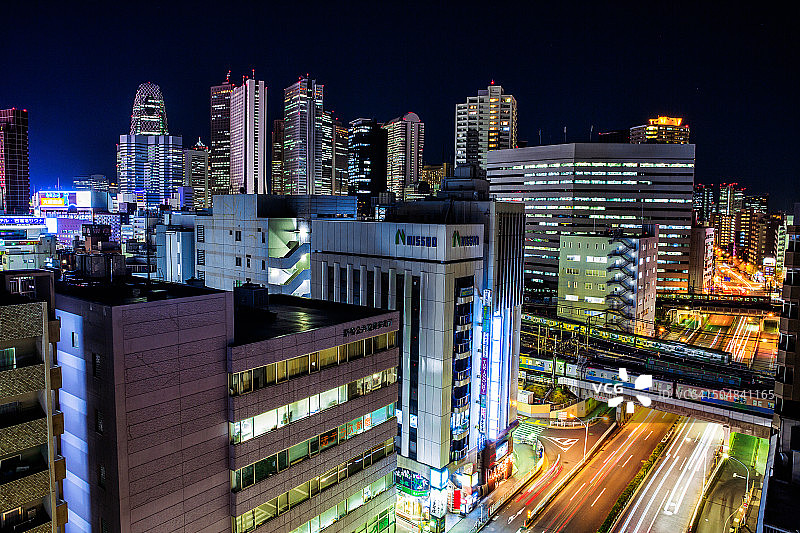 夜晚的东京新宿天际线图片素材