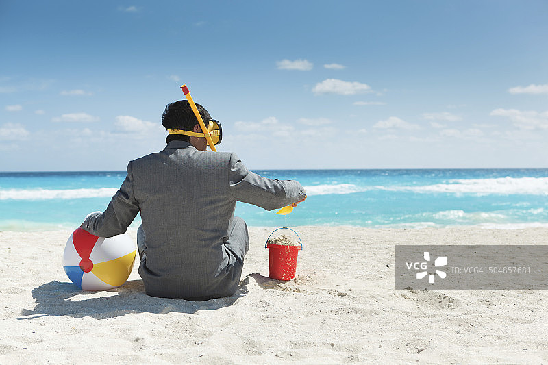 商人在热带海滩享受假期赫兹图片素材