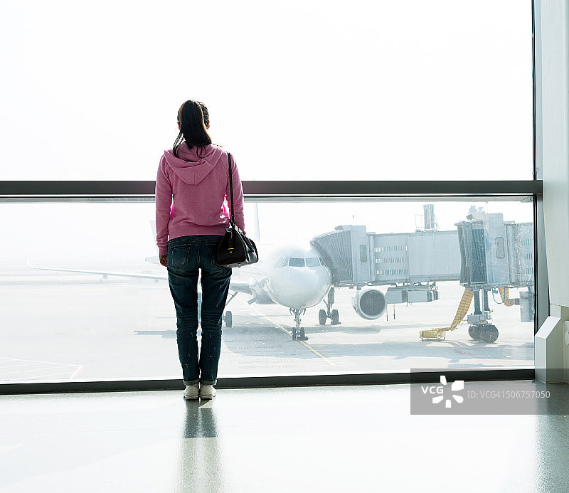 一个亚洲女人在机场等着图片素材
