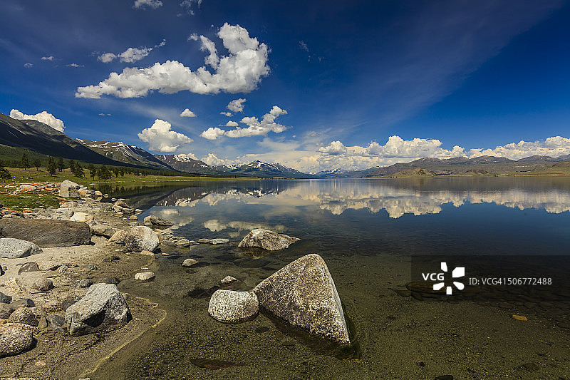 山上的湖有美丽的云彩图片素材