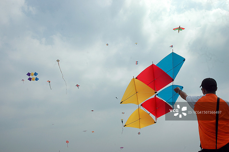 在天空中放飞五颜六色的风筝图片素材