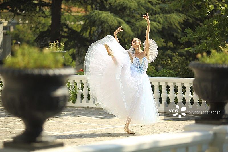 芭蕾舞演员在公园的露台上跳舞图片素材