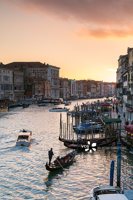 意大利威尼斯，大运河和贡多拉上浪漫的日落图片素材