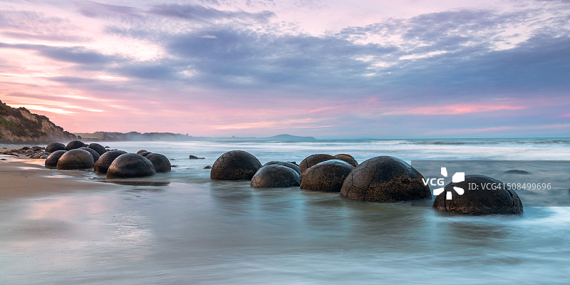 风景:日落时的莫尔基巨石，奥塔哥半岛，新西兰图片素材