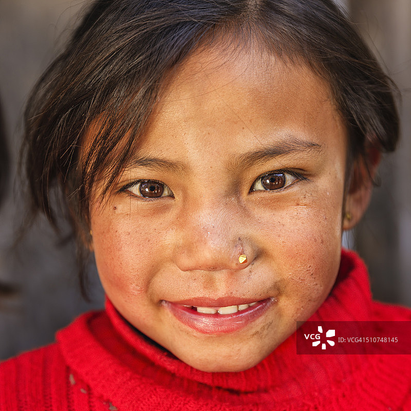 Chame村的年轻尼泊尔女孩图片素材