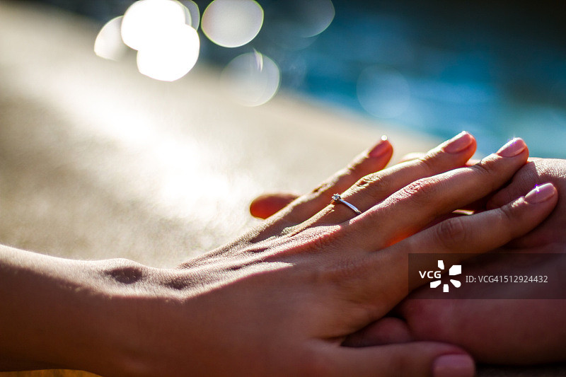 牵手与结婚戒指，婚礼和订婚背景图片素材