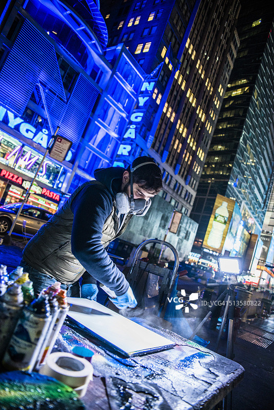 一个年轻人在时代广场为公众创作空中绘画图片素材