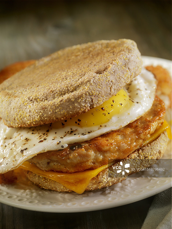 煎蛋，香肠和奶酪早餐三明治图片素材