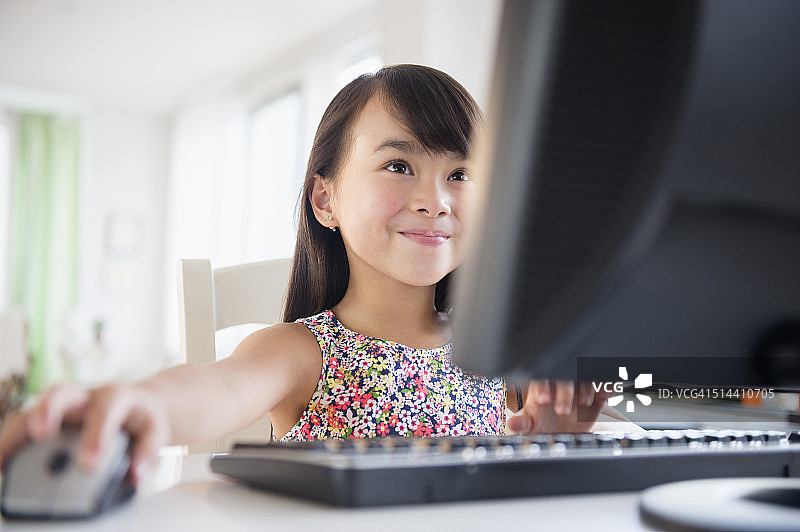 一个菲律宾女孩在书桌上用电脑图片素材