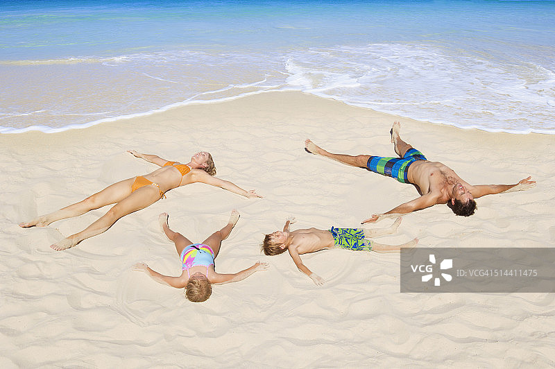 白人家庭在海滩上晒太阳图片素材
