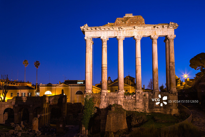 黄昏时分，意大利罗马广场上的土星神庙图片素材