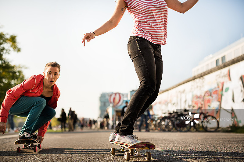 两个女人用滑板溜冰图片素材