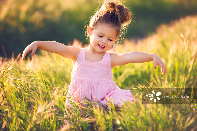 快乐-小女孩在高草中玩耍图片素材