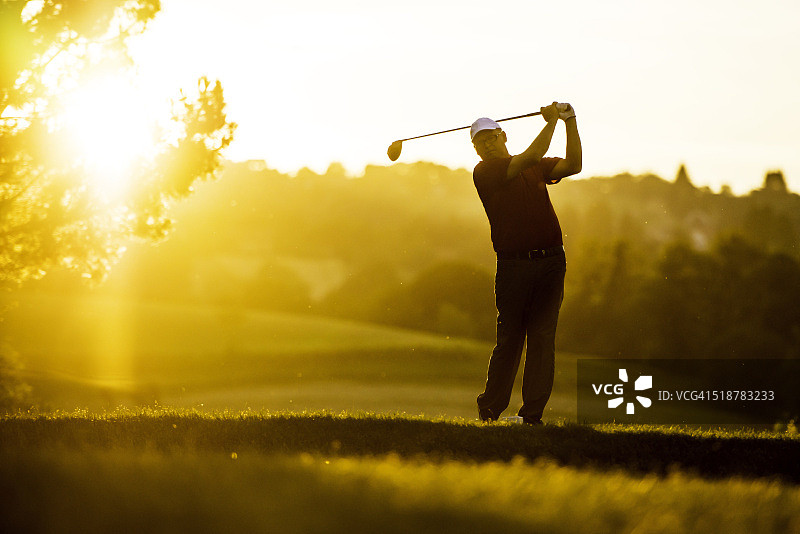 高尔夫球手在日落时分图片素材