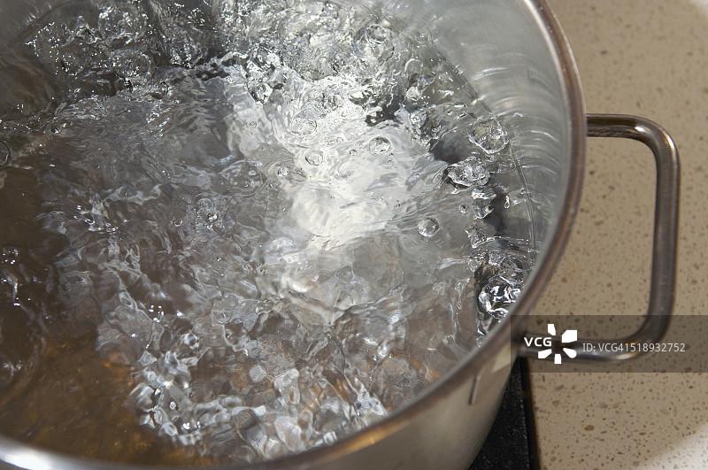水在汤锅中沸腾图片素材