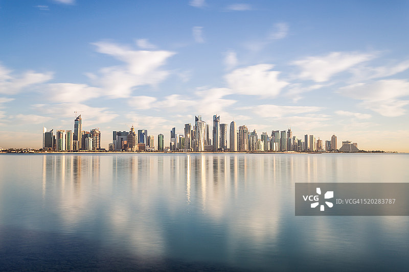 多哈的现代城市反映在卡塔尔的大海上图片素材