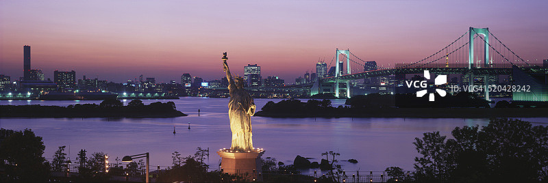 日本东京，自由女神像和彩虹桥图片素材