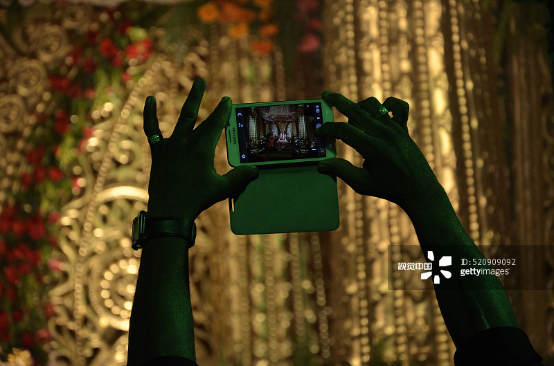 一名男子正在用手机拍照，印度拉贾斯坦邦焦特布尔图片素材