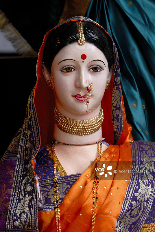 马哈拉斯特拉邦甘帕蒂节上装饰华丽的女神高丽神像图片素材