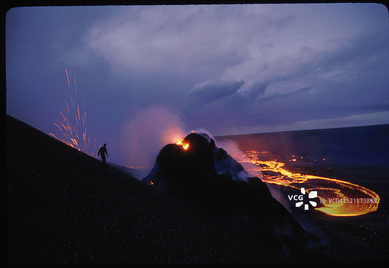 在普乌奥火山口喷发图片素材