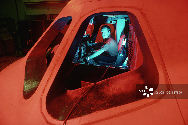 “呼”吉布森在航天飞机座舱模拟器图片素材