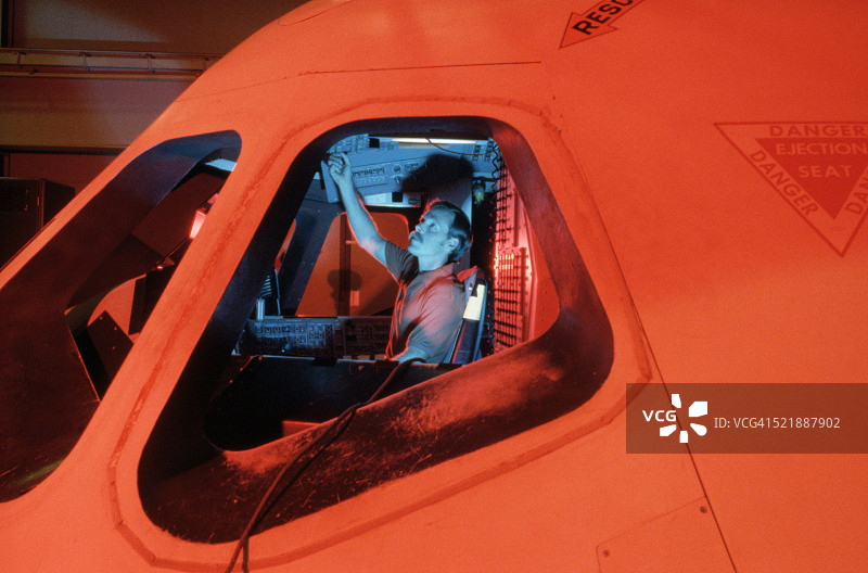 “呼”吉布森在航天飞机座舱模拟器图片素材