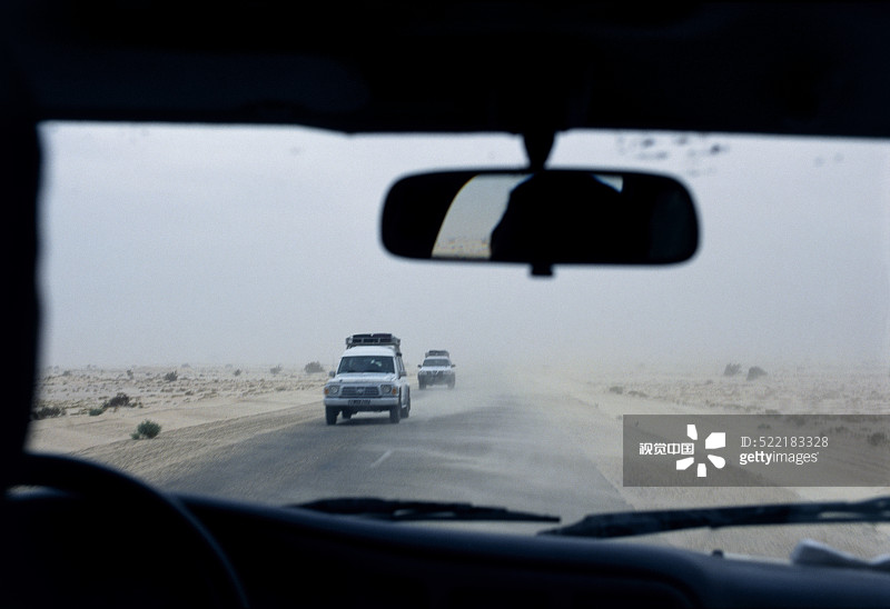 汽车在撒哈拉沙漠，突尼斯图片素材