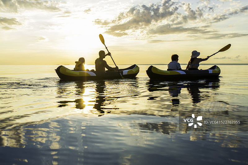 在日落时玩海上皮划艇图片素材