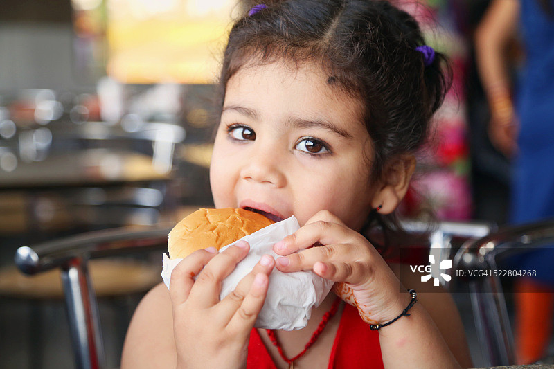 小女孩在吃汉堡图片素材