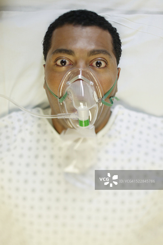 带氧气面罩的清醒患者图片素材