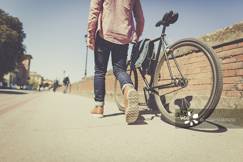 骑着自行车走路的嬉皮士图片素材