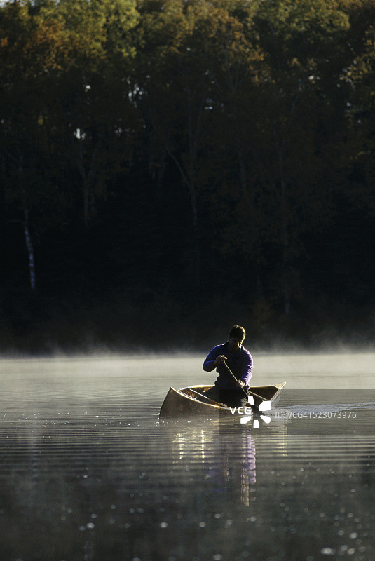 在安大略湖上划独木舟图片素材
