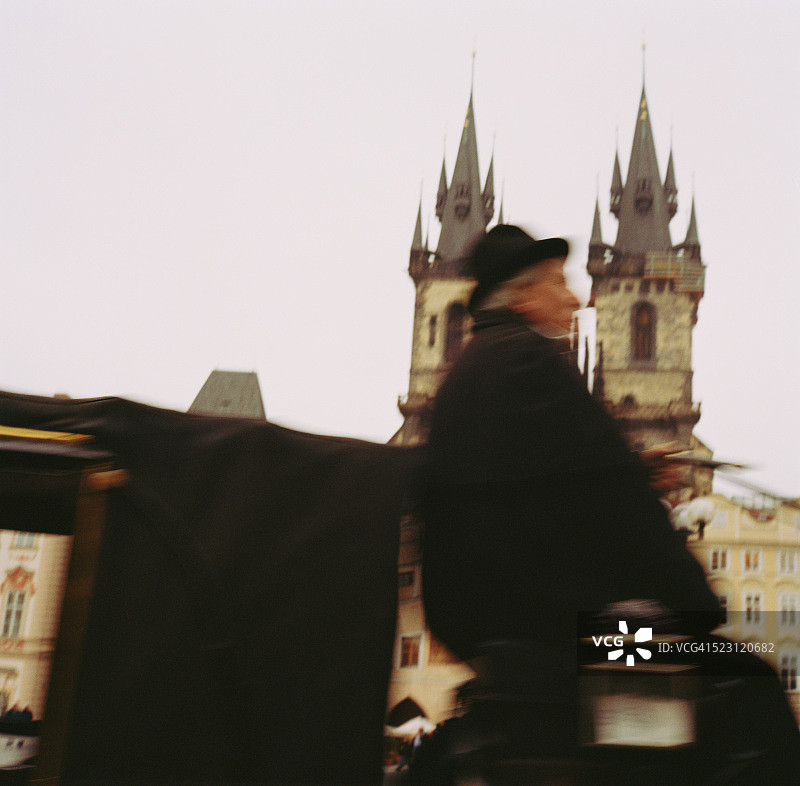 马车司机经过布拉格老市政厅图片素材