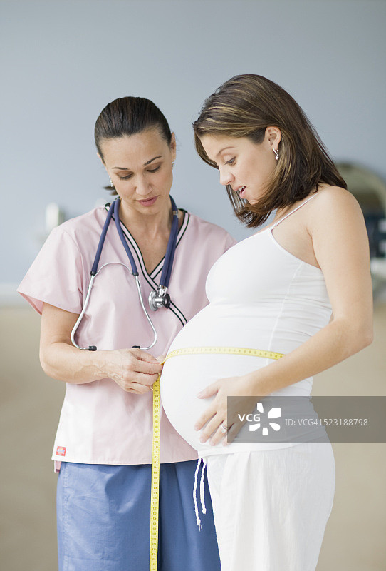 护士测量孕妇的胃图片素材