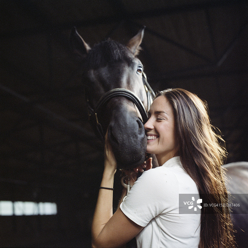 骑着马的年轻女子图片素材