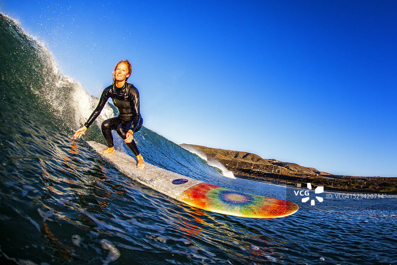 年轻女子独自冲浪黎明，文图拉，加州，美国图片素材