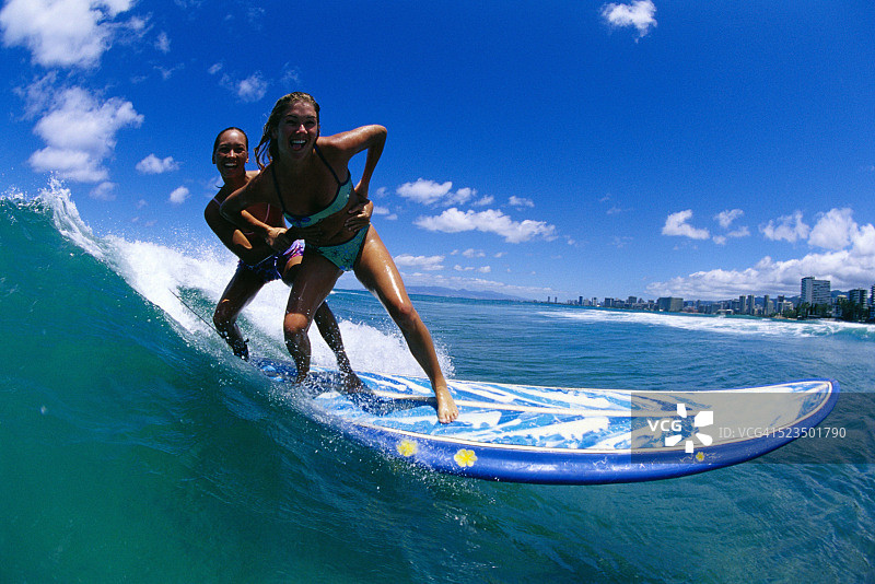 年轻女子双人冲浪图片素材