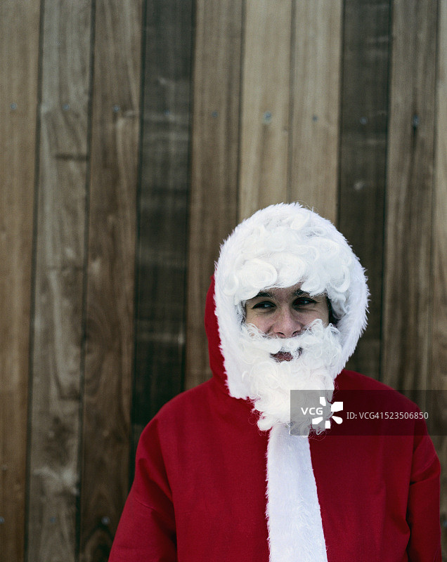 穿着圣诞老人服装的男人图片素材