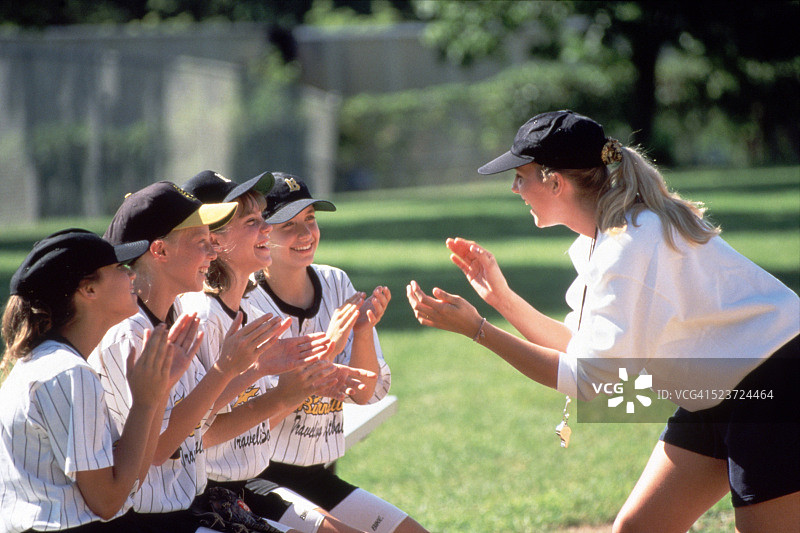 女子垒球队及教练图片素材