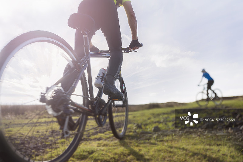 骑自行车的人在高沼地的小路上图片素材
