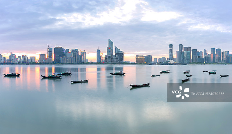 渔船在钱塘江上漂浮，对着钱江新城CBD，中国杭州图片素材