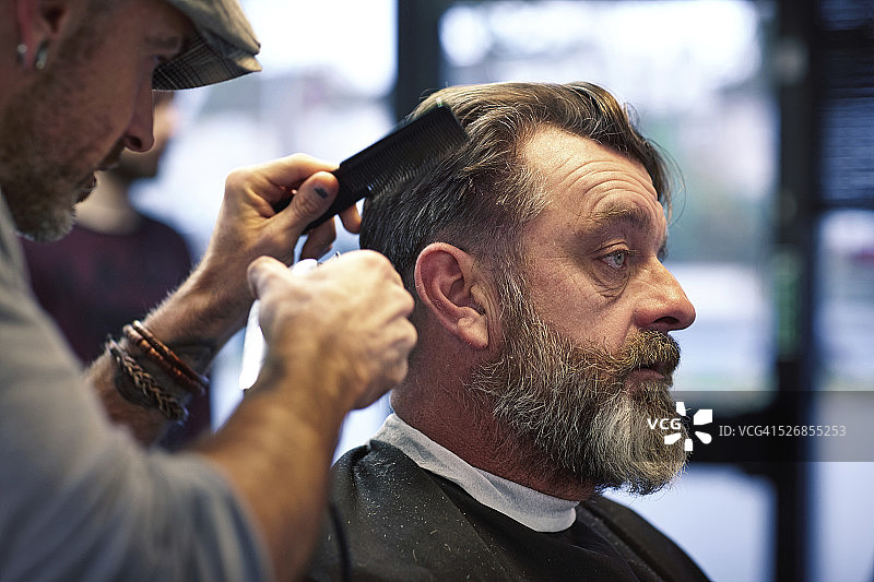 成熟的男人在剪头发图片素材