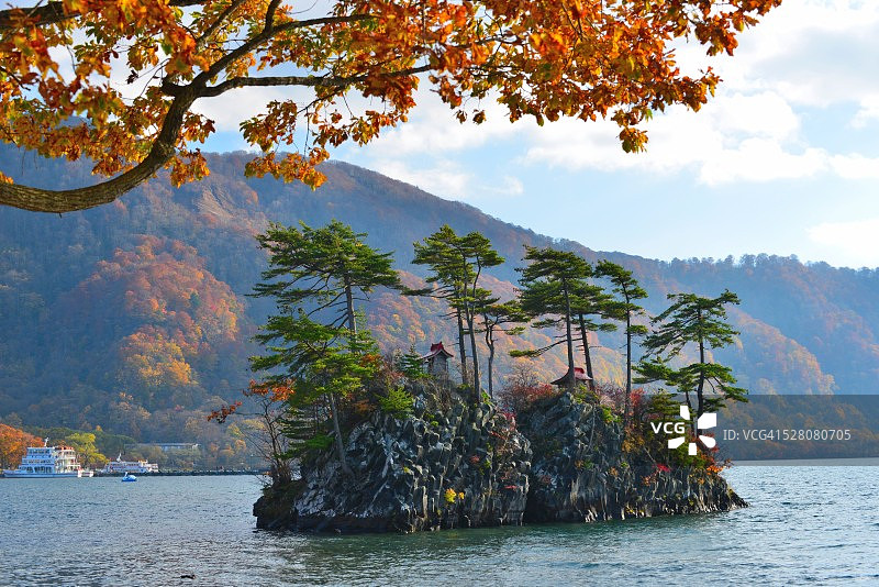 秋天的和田湖图片素材