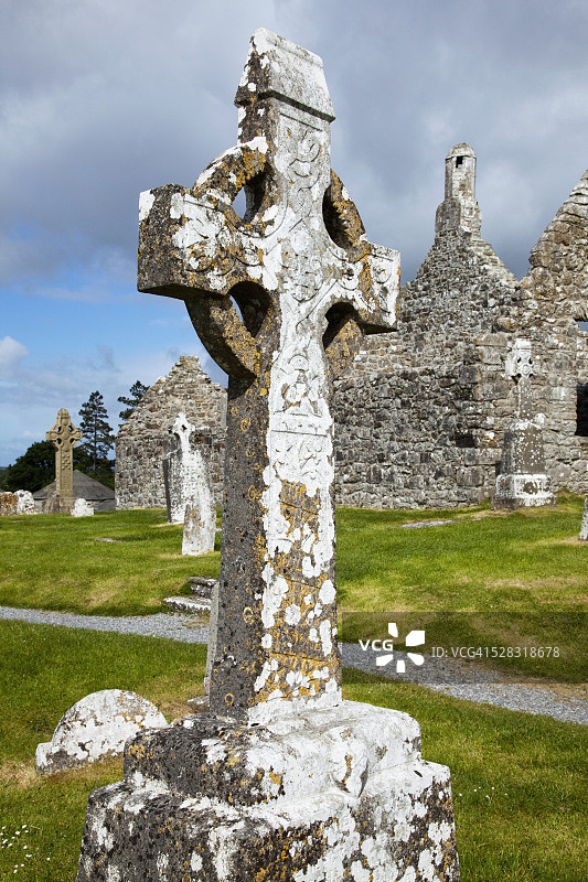 高十字墓碑在一个墓地;Clonmacnoise郡Offaly爱尔兰图片素材