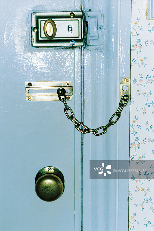带有防盗锁和门链的门图片素材
